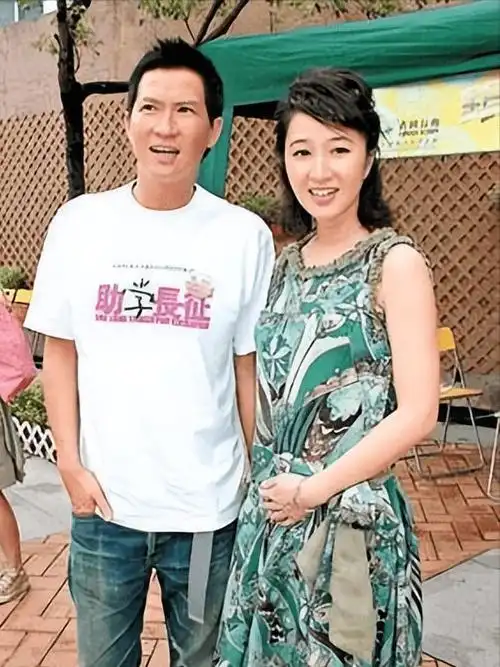 张家辉携老婆出席活动关咏荷穿丝绸裙不像60像30