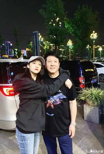 关晓彤强凹造型搂老爸出镜关少曾表情很淡定