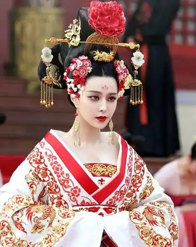 古装头部花饰最美的女明星,景甜上榜,热巴第2,第1名不为人知!