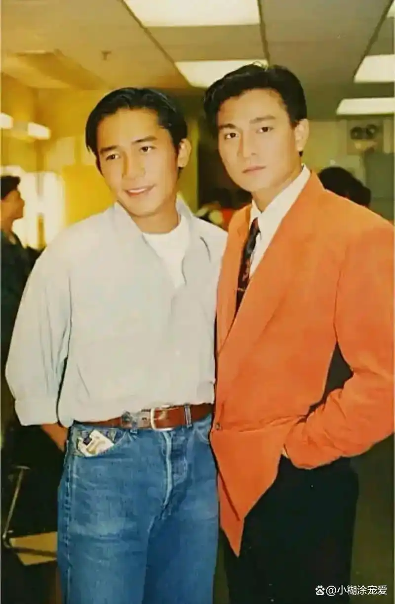 刘德华和梁朝伟年轻时的合影依然帅气时尚