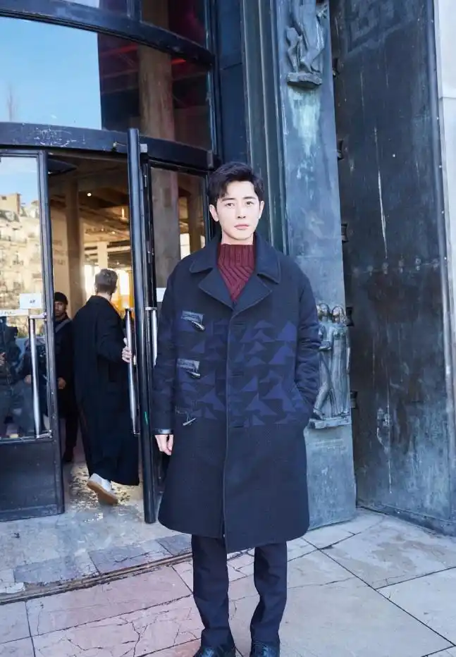 罗晋廓形大衣霸气十足颜值再攀高峰唐嫣看到该笑出声了