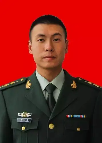 中共党员,现任武警水电指挥部政治部秘书群工处干事,武警少校警衔