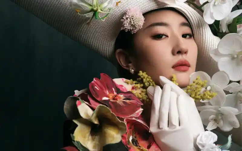 刘亦菲嘉人开季封面