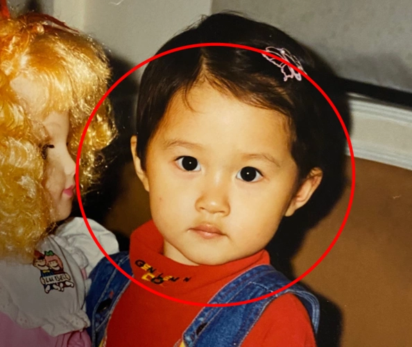 关晓彤童年照被疯传,放大照片细看五官变化,有无整容一眼便知_小时候