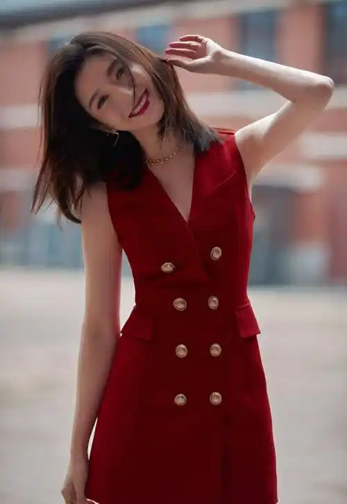 红色最显肤白貌美,盘点10位女明星的红裙造型,谁驾驭得更好?