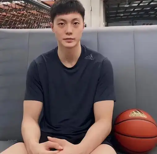 胡明轩66岁老父亲秀肌肉身体健硕当舞蹈教练50岁妈妈风韵犹存