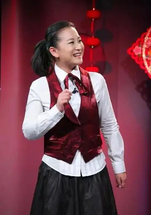 贾玲大波浪和高马尾太美了2042岁颜值变化历经3段人生