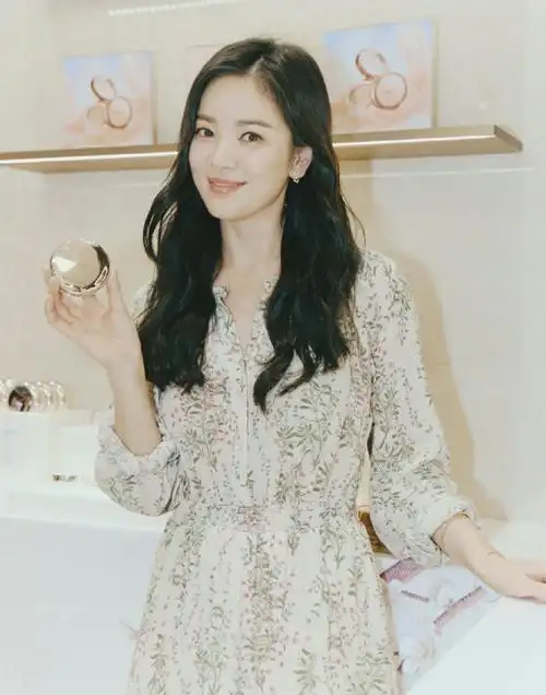 宋慧乔穿碎花连衣裙出席活动长卷发气质优雅不愧是冻龄女神