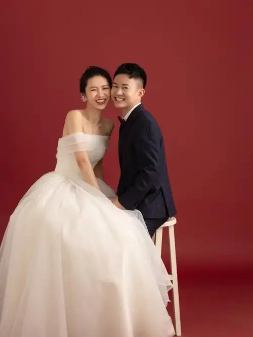 与国同庆90力推喜庆又不俗气的红底婚纱照