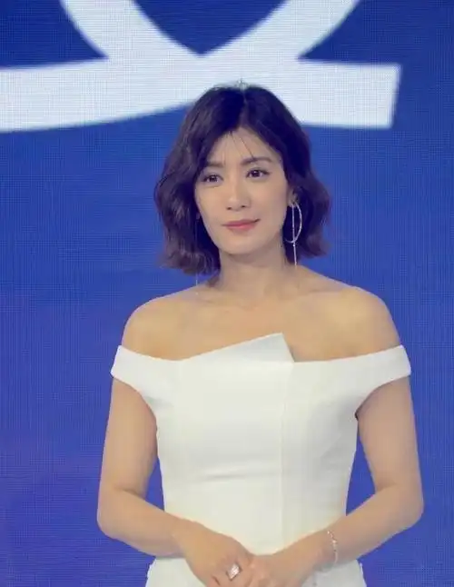 45岁贾静雯难逃中年发福,穿露肩白裙的身材太肉感,全靠颜值在撑