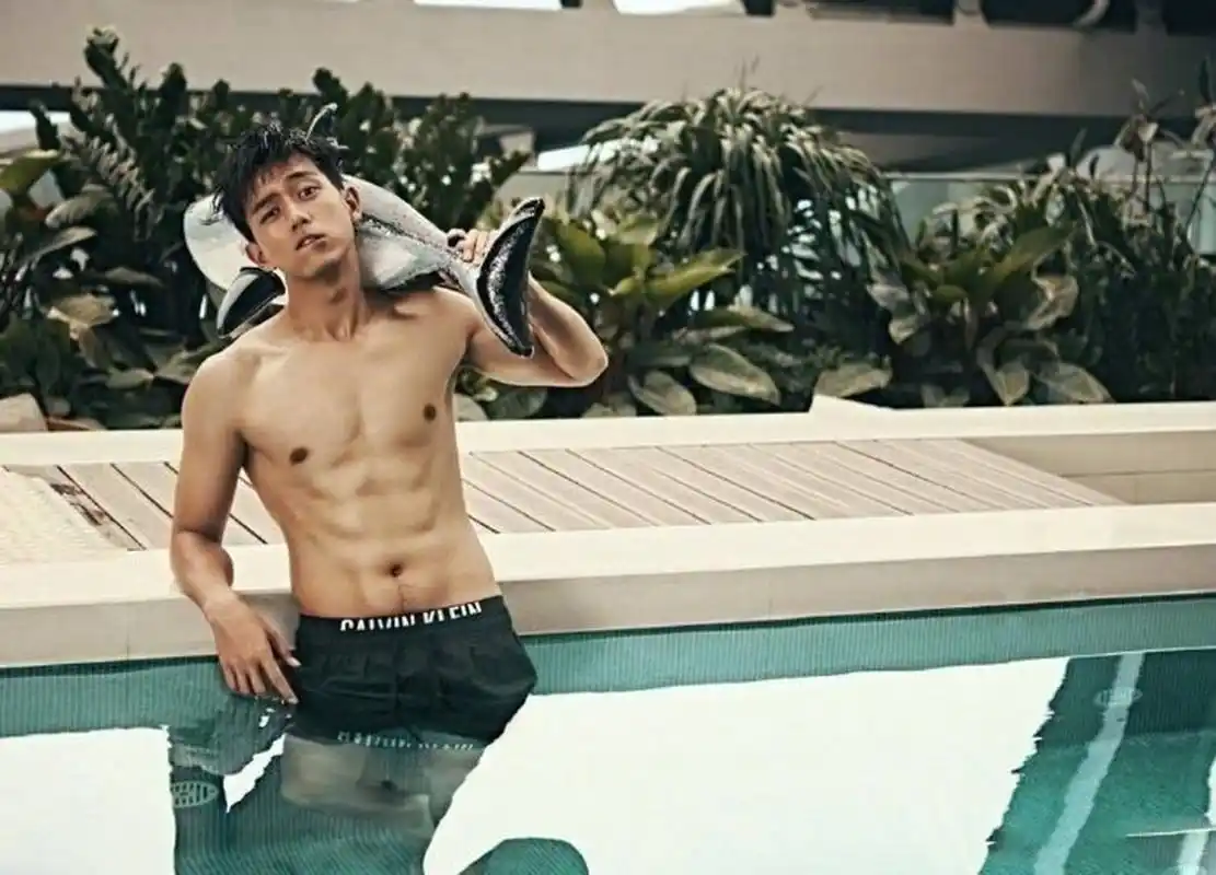 娱乐资讯# 李现肌肉大赏系列～穿衣显瘦,脱衣有肉的现男友,完美肌肉