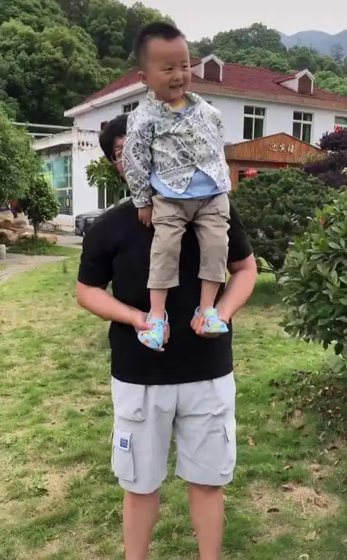 田静弟弟更新动态,郭威与舅舅奇奇同框,网友:三代人共用一张脸