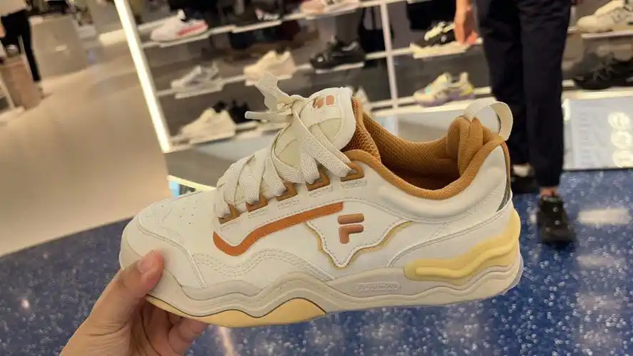 鞋子斐乐的最新款和耐克