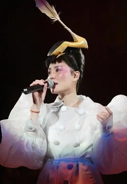 在2000年的颁奖典礼上,31岁的王菲化着浓浓的烟熏妆,在台上面无表情地