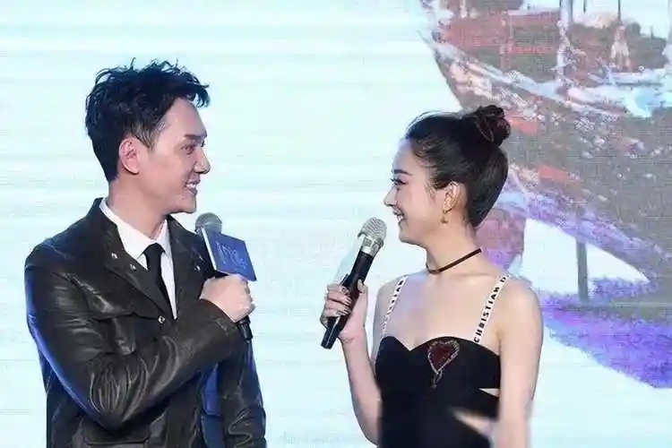 冯绍峰得意极了!