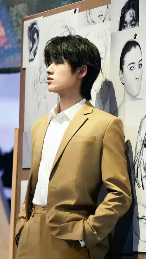 宋亚轩西装四宫格随拍