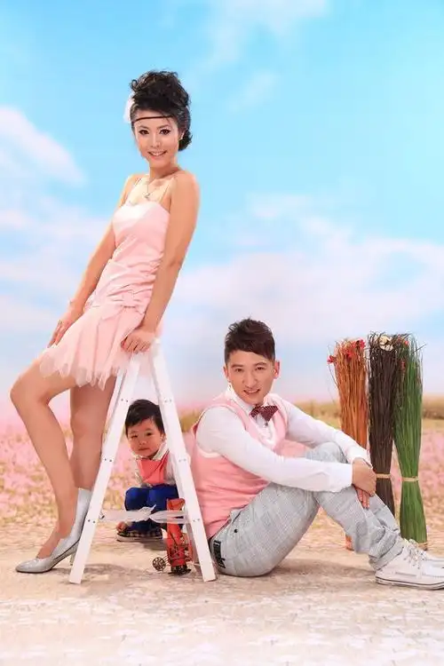 三口之家最适合拍摄什么样的全家福?