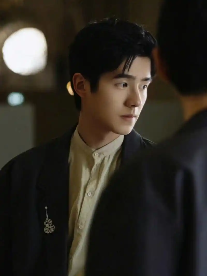 刘昊然晒侧脸帅照,他是为数不多单眼皮好看的男明星,鼻梁够高,拍照