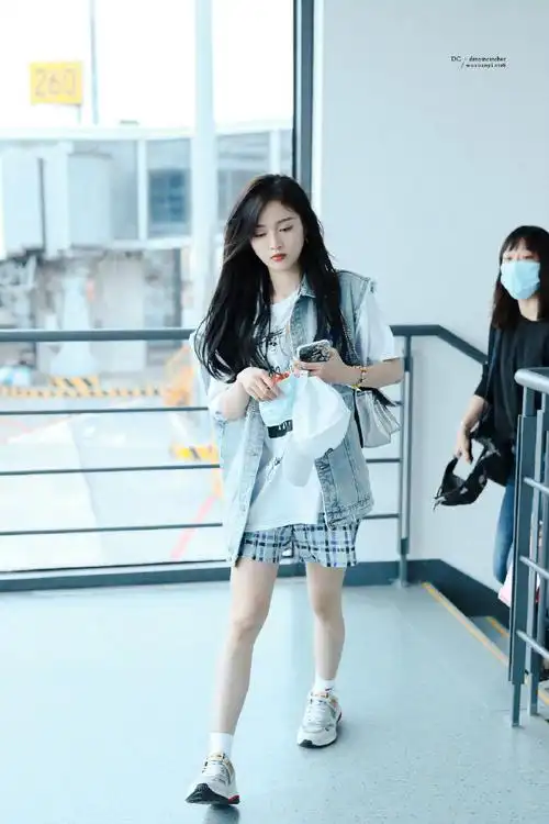 蓝色格纹短裤下搭拼色运动鞋更显青春随性95999593#吴宣仪花