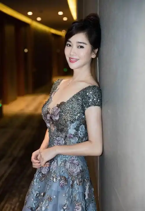 原创氧气美女左小青清新柔美有气质显年轻这就是我的时尚态度