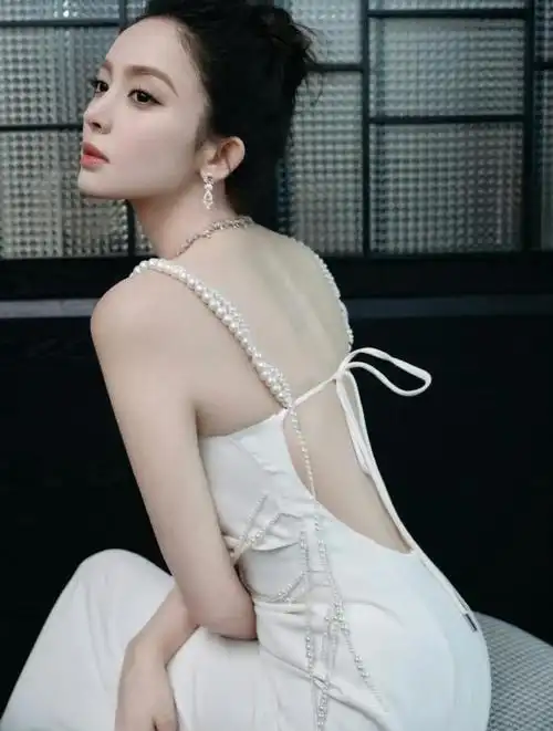 古力娜扎elle风尚大典:珍珠挂脖礼裙,优雅高贵,美得令人惊叹