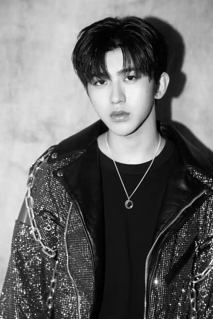 蔡徐坤带着他的小猫咪来炸场了全球汽车夜舞台帅到掉头