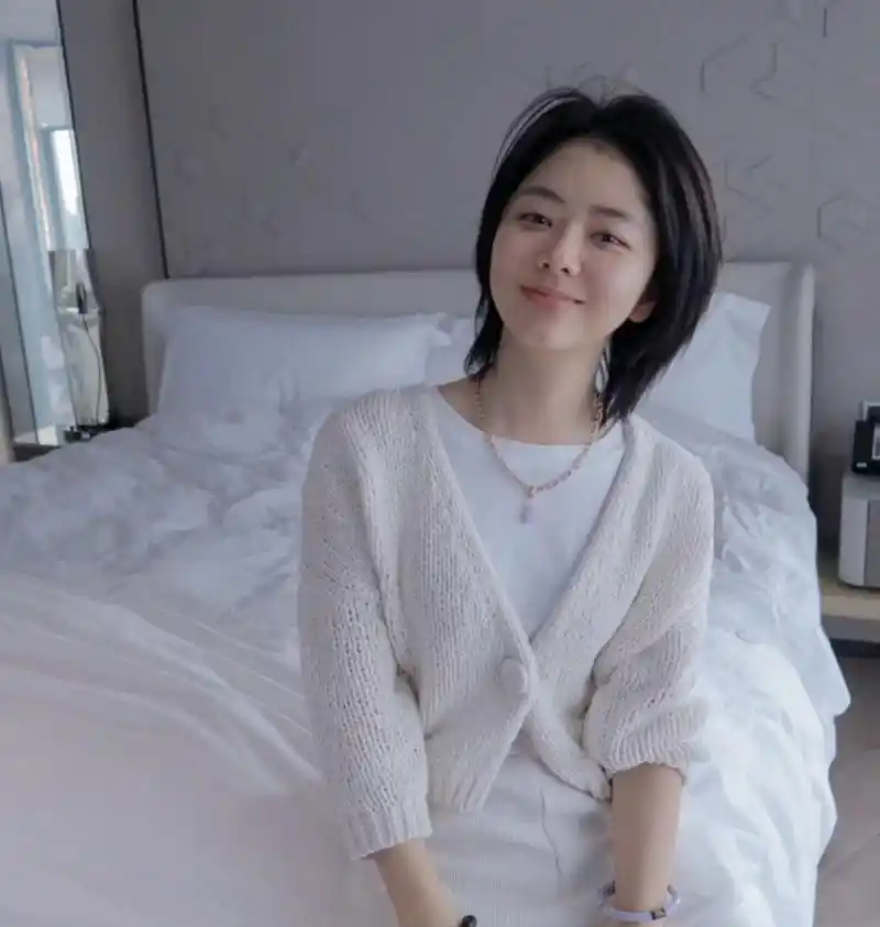 谭松韵大方晒素颜照,不化妆的样子有点软萌,她现在短发比原来更清新了