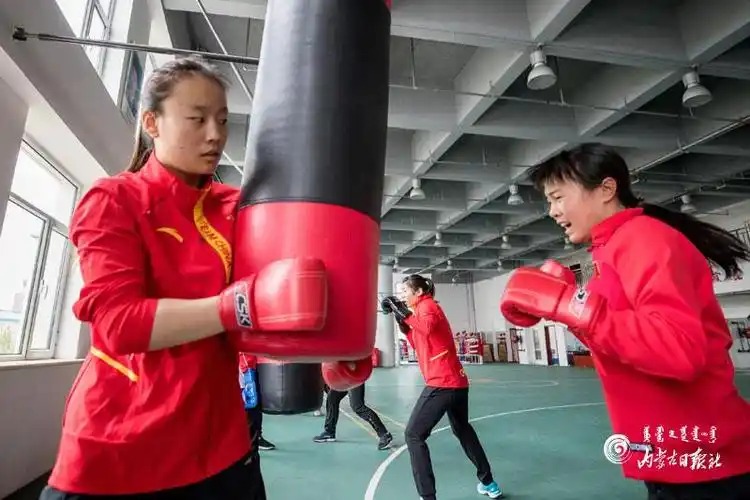 内蒙古拳击队队员在训练中.内蒙古橄榄球队顶着烈日训练.