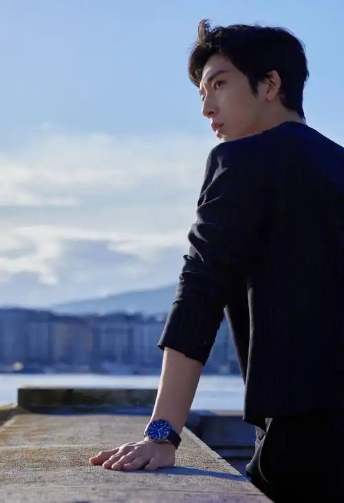 全球品牌大使,井柏然一身courrèges早春系列的条纹套装小秀身材,出席