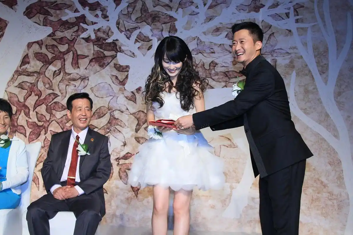 吴京# #谢楠# 回顾吴京和谢楠的婚礼现场,他们真的笑的很开心