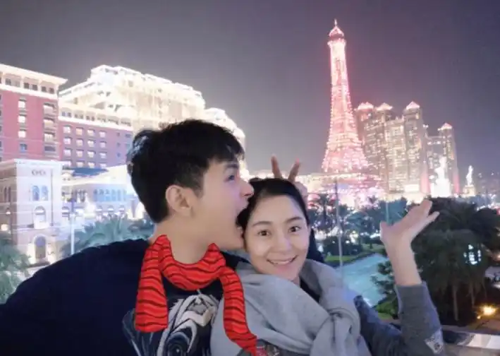 因为长得太帅了,妻子倒追五年才得手,如今婚后两人生活很甜蜜