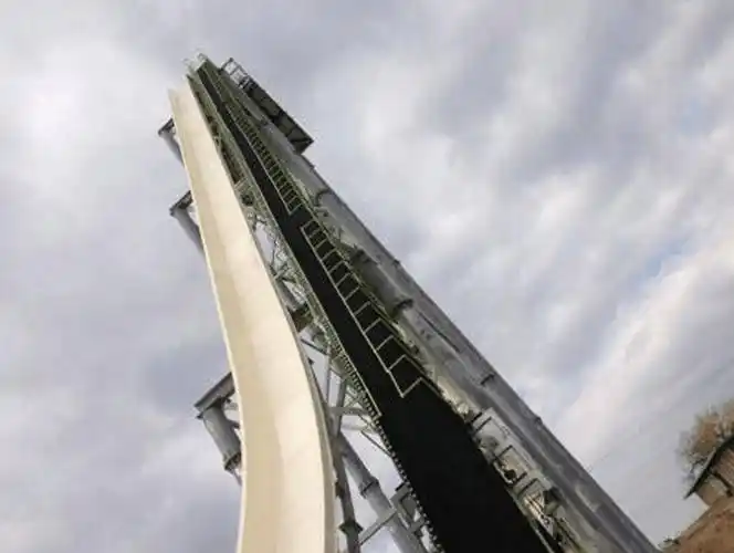 想去挑战这个特别惊险刺激的水上滑梯吗?