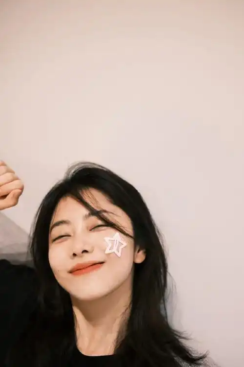 谭松韵眼线到底什么颜色##谭松韵孔雀蓝眼线