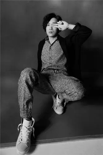 演员王宁发布黑白写真 "逍遥笑侠"全新上线