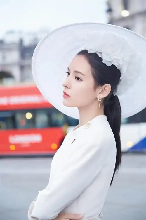 张予曦亮相英国皇家赛马会绿茵白裙展摩登风范