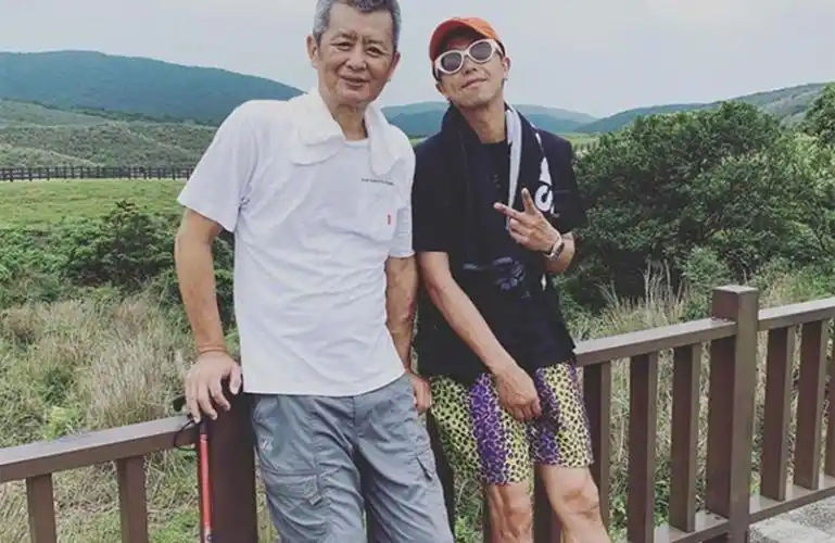 小鬼父亲不顾禁忌出席儿子火化现场白发人送黑发人太让人伤情