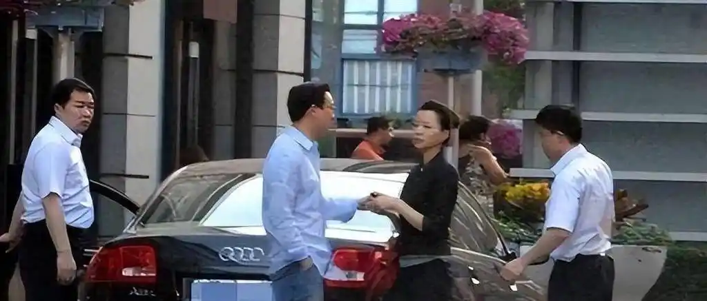 央视门面董卿现身,穿学生服和破产老公街边喂食,两人互动好甜_丈夫