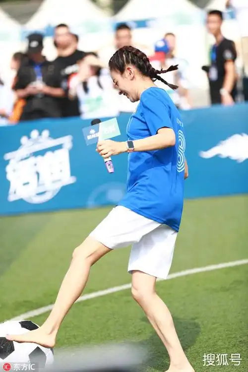 力破怀孕传闻陈意涵光着脚丫踢足球欢脱好似少女