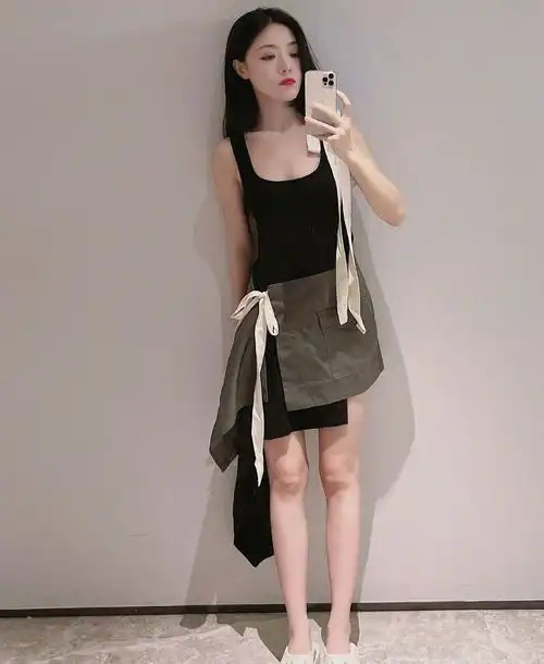 邓家佳晒对镜自拍 穿吊带短裙身材纤细大长腿吸睛