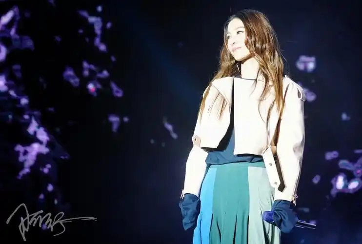 田馥甄郑州拼盘演唱会美图长的这么好看身材还这么好唱歌又好听