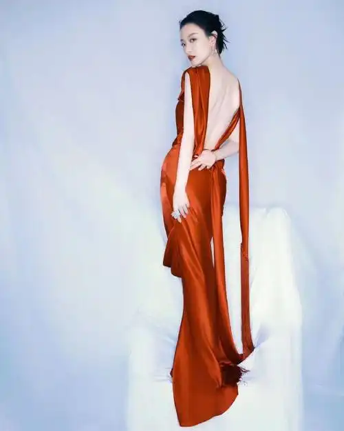 白皙皮肤与红裙搭配质感拉满^ - ^@倪妮v请停止散发你的魅力好吗!