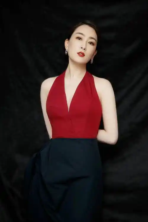 马苏身穿挂脖拼色连衣裙亮相电影节,优雅又个性!_身材_长裙_大红色