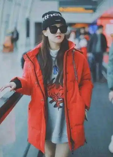李小璐的衣品太好了穿红色羽绒服配小脚裤走机场清纯又时髦