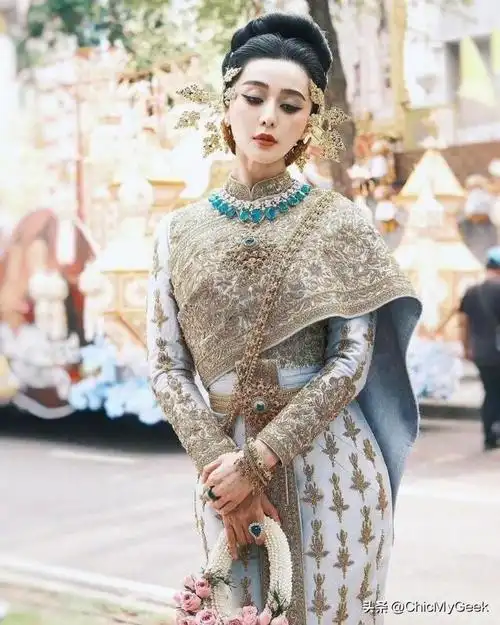 范冰冰泰国泼水节花车游行,绝美造型被称「泰服天花板」!