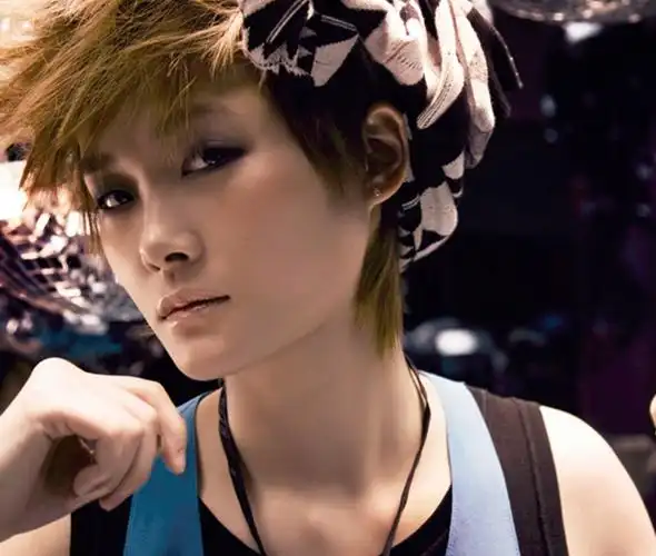 曾经的超女冠军,如今一个是国际巨星,另一个落魄做微商