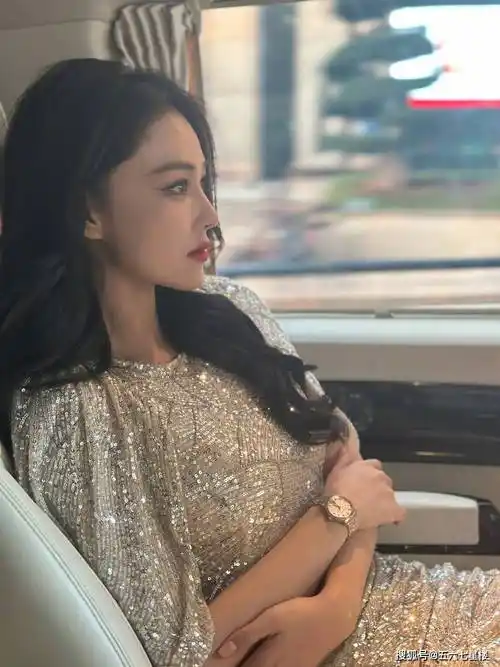 张馨予车内自拍曝光!女王范儿与俏皮模样并存,你更喜欢哪个?