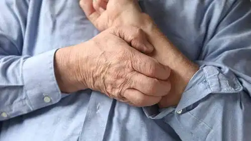 老年人湿疹高发,皮肤瘙痒难忍如何从根解决问题?_腾讯新闻