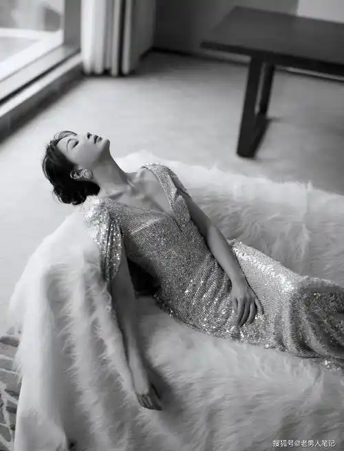 殷桃美照更新,一袭鎏金长裙,优雅曼妙热烈迷人_造型_身材_裙子