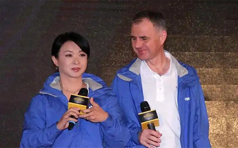 金星忘了在拍真人秀,洗完澡直接走出来,汉斯下意识反应逗笑全场