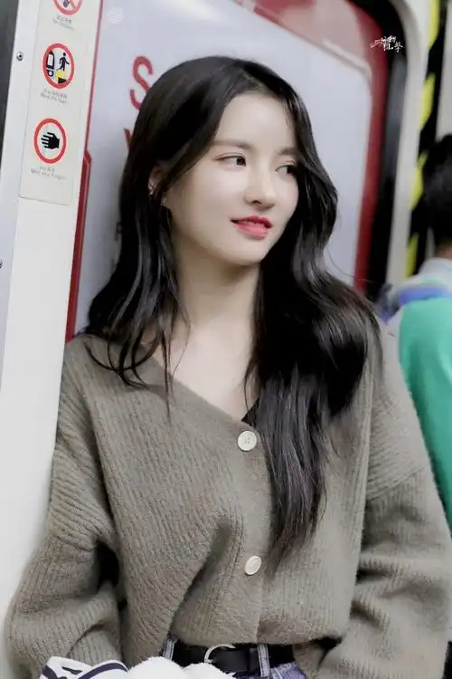 首尔7615北京露珠沾湿你翅膀 停在微笑上@硬糖少女303-刘些宁